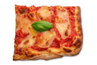 Domates soslu, mozzarella peynirli ve fesleğen yapraklı kare dilim margherita pizzası. Kırpma yolu ile beyaza izole edilmiş.