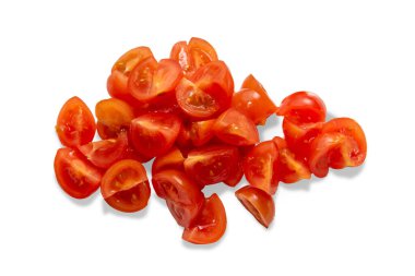 Dilimlenmiş kiraz domatesleri beyaza izole edilmiş ve kırpma yolu ile izole edilmiş.