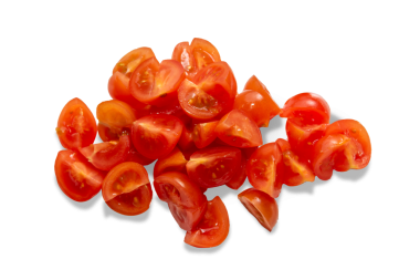 Dilimlenmiş kiraz domatesleri izole edilmiş.