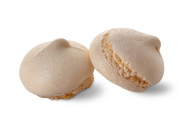 Beyaz üzerine izole edilmiş ve kırpma yolu da dahil olmak üzere iki tatlı kremalı kurabiye.