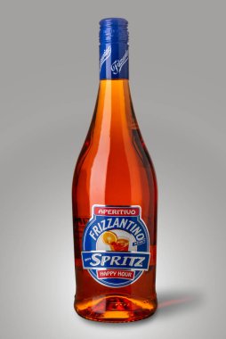 İtalya - 30 Mayıs 2025: Bir şişe Quick Spritz Kokteyli Gri arka planda içmeye hazır