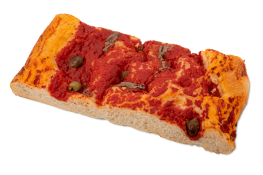 Batı Liguria 'dan tipik İtalyan Focaccia pizzası. Domates sosu, ançüez ve zeytin. Dilimlenmiş