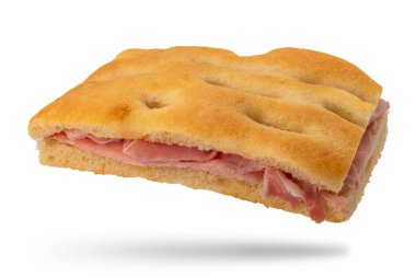 Jambonla doldurulmuş Ceneviz Focaccia peyniri, İtalyan düz ekmeğinden dilimlenmiş jambonlu sandviç ve kırpma yolu ile beyaza izole edilmiş jambon.