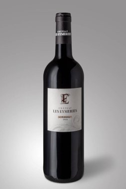 Fransa - Nisan 04, 2025: Chateau Les Eymeries Bordeaux Rouge kırmızı şarap şişesi Gri renkte izole edilmiş ve kırpma yolu da dahil