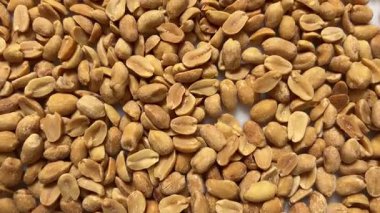 Fıstıklar soyulmuş, kavrulmuş ve tuzlanmış, tam saha manzaralı fıstıkların üzerinde iz sürme çekimi