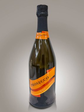İtalya - 16 Haziran 2025: Veneto ve Friuli tepelerinden tipik İtalyan köpüklü şarabı, Prosecco şişesi gri arka planda kırpma yolu ile