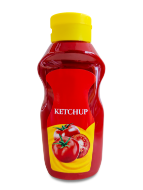 Domates ketçaplı plastik şişe izole edilmiş.
