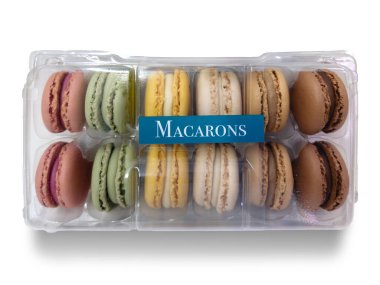 Beyaz üzerine izole edilmiş şeffaf plastik kutular. Kırpma yolları da dahil. Tipik Fransız tatlıları.