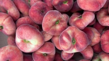 Kutu içinde Satürn şeftalileri, markette sergilenen şeftali çöreklerinin en üstteki görüntüsü.