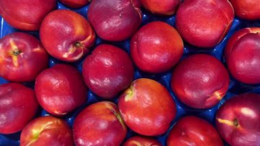 Manav tezgahındaki şeftali nektarına yakın çekim.