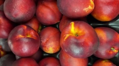 Manav tezgahındaki şeftali nektarına yakın çekim.