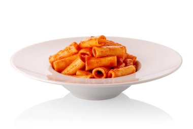 Beyaz tabakta domates soslu Rigatoni makarna. Kırpma yolu dahil beyaza izole edilmiş.