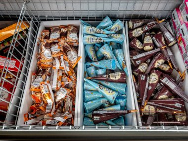 İtalya - 06 Temmuz 2025: Dondurma ve dondurma külahları İtalyan süpermarketinin soğutmalı tezgahında en üstte