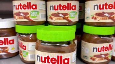 Alba, İtalya - 13 Temmuz 2025 Ferrero Nutella Bitkisi 'nin cam kavanozlarında fındıklı çikolata kreması ve bitki malzemelerinden yapılmış. 