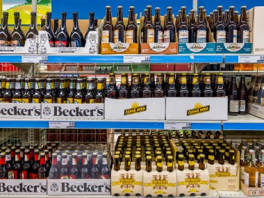İtalya - 24 Temmuz 2025: Eurispin İtalyan indirim mağazasında raflarda çeşitli tipler, markalar ve boyutlarda bira sergileniyor.