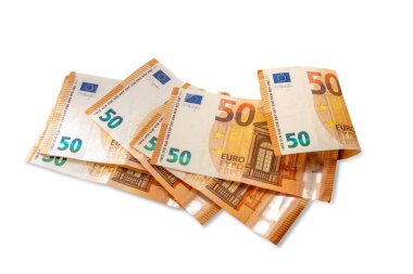 Üst görünümde 50 avroluk banknotlar beyaz arkaplanda izole edilmiş ve kırpma yolu dahil