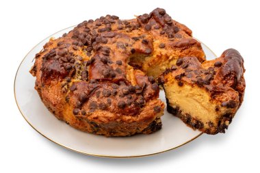 Beyaz bir tabakta dilimlenmiş ev yapımı çikolatalı pasta. Altın kenarlı. Kırpma yolu da dahil olmak üzere beyazda izole edilmiş.