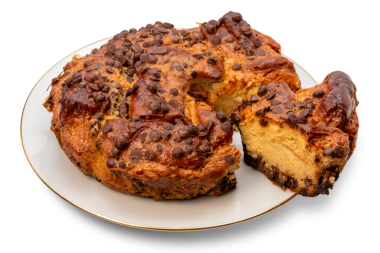 Ev yapımı çikolatalı kek, beyaz bir tabakta dilimlenmiş, altın kenarlı, izole edilmiş. 