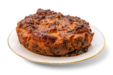 Altın kenarlı beyaz bir tabakta ev yapımı çikolatalı kek. Kırpma yolu da dahil olmak üzere beyazda izole edilmiş.