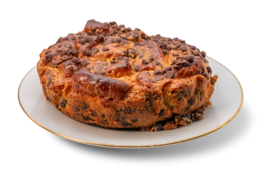 Altın kenarlı, beyaz bir tabakta ev yapımı çikolatalı kek.