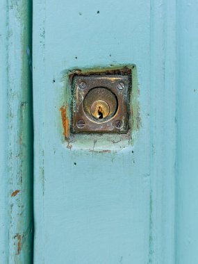 Antika mavi kapıya eskimiş pirinç kilit, anahtar deliğini kapat, boşluğu kopyala