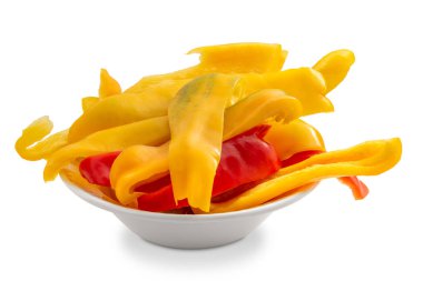 Çiğ sarı ve kırmızı biberler beyaz kasede dilimlenir. Kırpma yolu da dahil olmak üzere beyazda izole edilir.