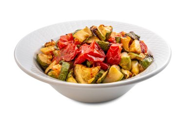 Beyaz tabakta sotelenmiş kabak ve domates parçaları. Kırpma yolu dahil beyaza izole edilmiş.