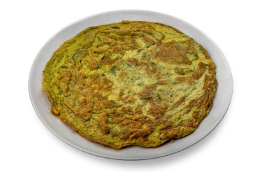 Yumurtalardan yapılmış yeşil omlet ve tabakta yabani ve aromatik otlar. Kırpma yolu dahil beyaza izole edilmiş.