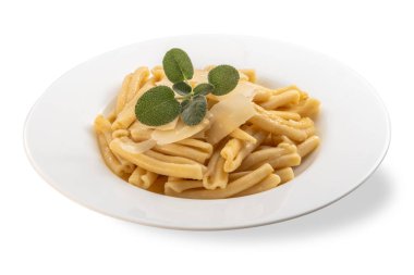 Tereyağı, adaçayı ve parmesan talaşı ile kaplanmış İtalyan makarnası ve beyaz tabaktaki taze adaçayı yaprakları.