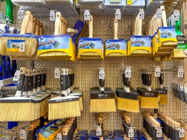 Cuneo, İtalya - 14 Temmuz 2025: DIY süpermarket raflarında satılık çeşitli boyut ve markaların boya fırçaları.