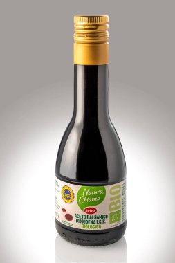 İtalya - 14 Ağustos 2025: Modena PGI 'nin organik balzamik sirkesi Selex marka bir şişede