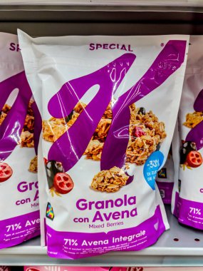 İtalya - 15 Ağustos 2025: Kellog 'un yulaf gevreği karışık meyveli Granola' sı, bir İtalyan süpermarketinde satışa sunulan özel K paketi.