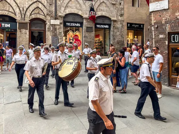 Siena, Tuscany, İtalya - 14 Ağustos 2025: Palio dell 'Assunta festivali sırasında Citta del Palio Siena yürüyüş bandosu tarihi merkezin sokaklarında yürüdü.