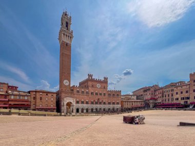 Siena, Toskana, İtalya - 14 Ağustos 2025: Palazzo Pubblico (belediye binası) ve Piazza del Campo 'daki Mangia kulesi Palio dell' Assunta at yarışı için hazırlanmıştır.. 