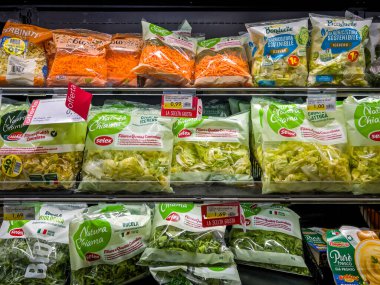 İtalya - 22 Ağustos 2025: doğrama ve yıkama salatası ve havuçlar yemeye hazır, süpermarketlerde satılmak üzere raflarda sergilenen poşetlerde..