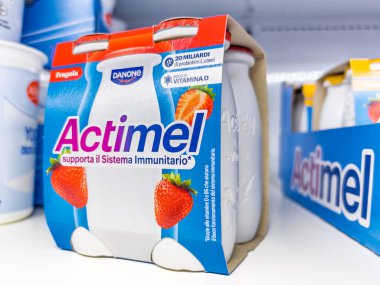 İtalya - 22 Ağustos 2025. Fransız Danone firması tarafından üretilen Actimel probiyotik yoğurt paketi. Lactobacillus casei ve D vitamini içeren içecek.