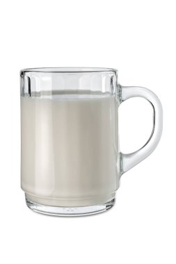 Kırpma yolu da dahil olmak üzere cam bardaktaki süt beyaza izole edildi