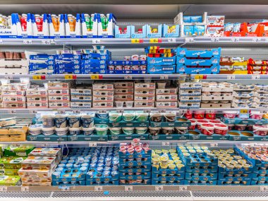 İtalya - 18 Eylül 2025: Bir İtalyan süpermarketinde soğutulmuş bölümde çeşitli yoğurt ve markalar sergileniyor