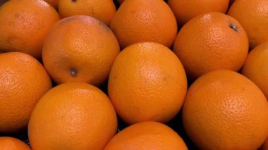 Üst görünümde portakallar, Tarocco portakallarında izleme görüntüleri pazarda bir sandıkta sergileniyor.