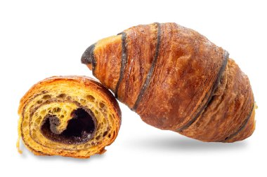 Çukulata dolu kruvasan bir kruvasan üzerine poz vermiş. Dolgu malzemesi manzarası var. Kırpma yolu da dahil beyazda izole edilmiş..