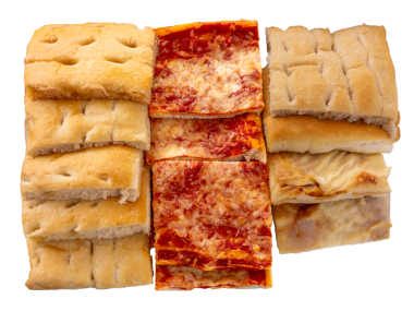 Kare pizza dilimleri ve Focaccia istiflenmiş ve sergilenmiş, yukarıdan bakıldığında izole edilmiş.