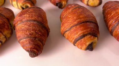 Çikolatalı kruvasanlar düzgün bir şekilde yerleştirilmiş. 