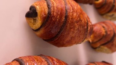 Çikolatalı kruvasanlar güzelce yerleştirilmiş yakın çekim.