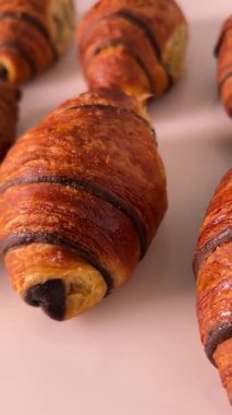 Çikolatalı kruvasanlar güzelce yerleştirilmiş yakın çekim.