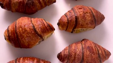 Çikolatalı kruvasanlar güzelce yerleştirilmiş yakın çekim.