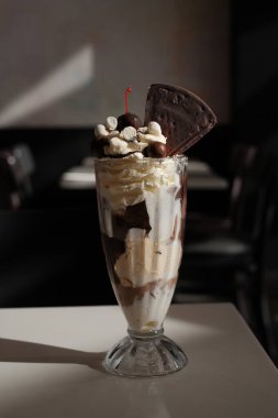 Bir bardak çikolata ve vanilyalı dondurma.