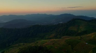 Tayland 'daki dağda güzel bir gün doğumu manzarası.