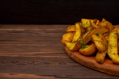 Ahşap arka planda kırsal patatesler, fotoğraf sıcak sonbahar renklerinde yapılır.