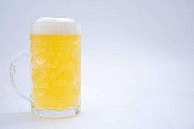 Beyaz arka planda köpüklü light bira.