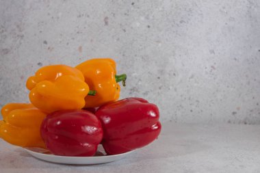 Masada kırmızı ve sarı biber var.